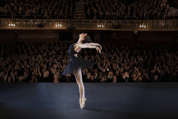 ballerina s'apresentando no palco de teatro - action balance ballet dancer ballet - fotografias e filmes do acervo