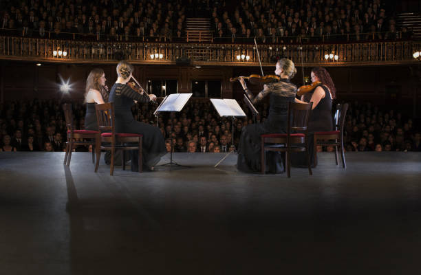 quarteto s'apresentando no palco de teatro - violin family - fotografias e filmes do acervo