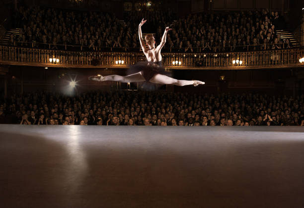 ballerino di danza classica al teatro fase di esecuzione - dancer jumping ballet dancer ballet foto e immagini stock