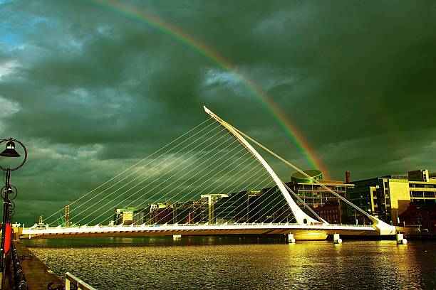 arco-íris sobre dublin, em um dia de chuva - dublin ireland samuel beckett bridge bridge night - fotografias e filmes do acervo