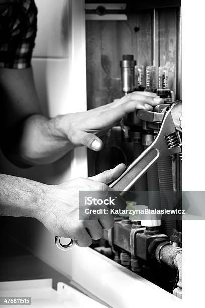 Fontanero Reparación De Tuberías Foto de stock y más banco de imágenes de Fontanero - Fontanero, Cuarto de baño, Dentro