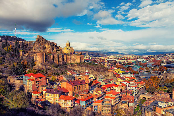 superbe vue panoramique de tbilissi au coucher du soleil - géorgie photos et images de collection