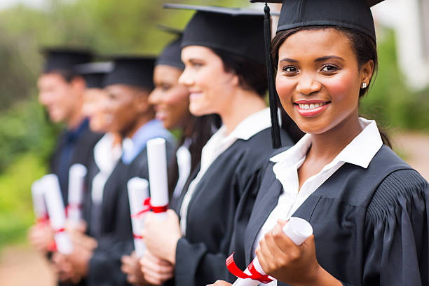 bella femmina africano laureato alla laurea - graduation student women beauty foto e immagini stock