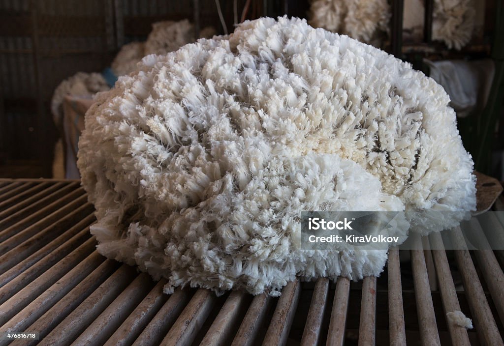 Fleece-Wolle in Wolle classing Tisch - Lizenzfrei Wolle Stock-Foto