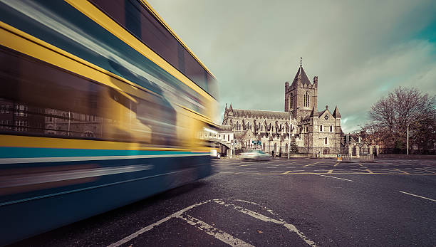 cristo cattedrale di chiesa, dublino - republic of ireland dublin ireland bus city foto e immagini stock