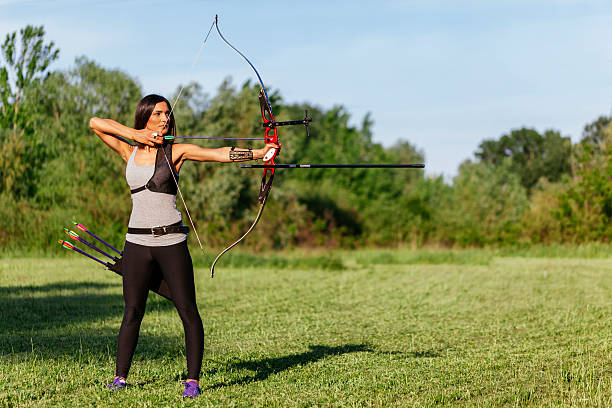 arco e flecha - archery bow arrow women - fotografias e filmes do acervo