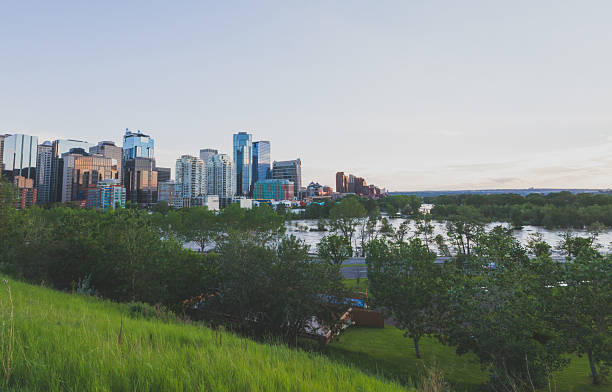 inondé communauté de calgary - calgary flood alberta natural disaster photos et images de collection