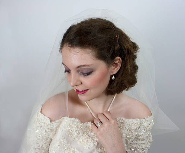 hermosa joven novia retención collar de perlas - pearl necklace earring jewelry fotografías e imágenes de stock