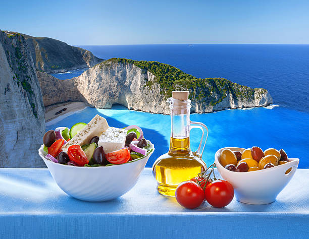 navagio beach mit griechischer salat in zakynthos, griechenland - olive oil salad mediterranean cuisine olive stock-fotos und bilder