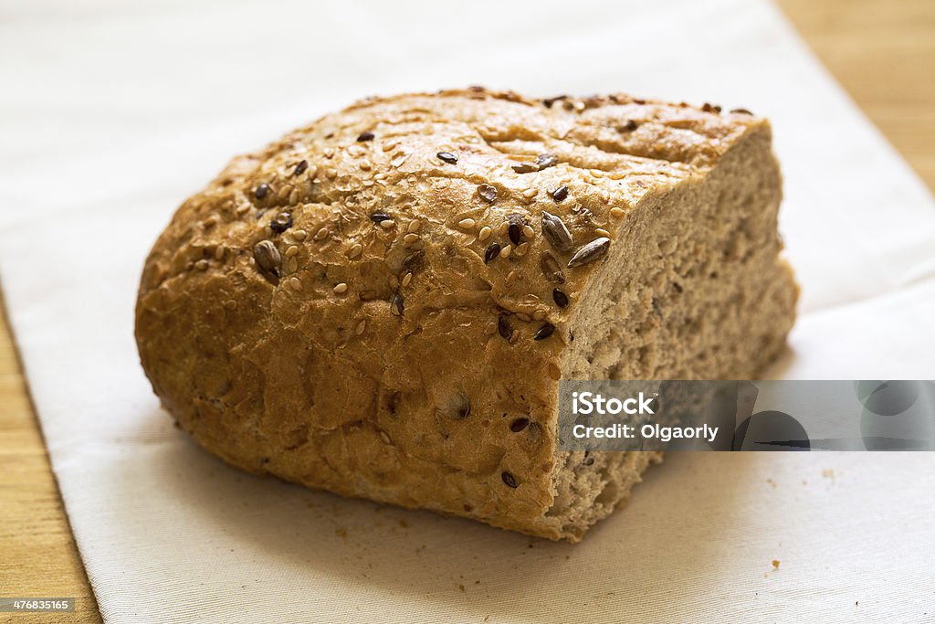 Nuevo grano entero Pan cortado por la mitad - Foto de stock de Barra de pan libre de derechos