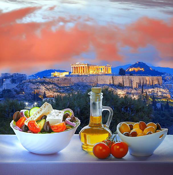 blick auf die akropolis mit griechischer salat in athen, griechenland - olive oil salad mediterranean cuisine olive stock-fotos und bilder