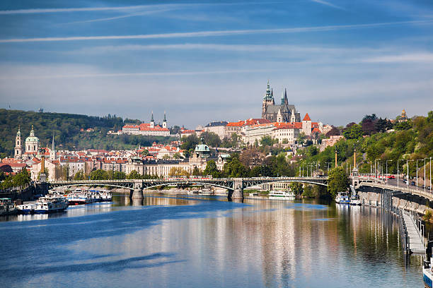 zamek praski i most w republice czeskiej - hradcany castle prague czech republic spring zdjęcia i obrazy z banku zdjęć