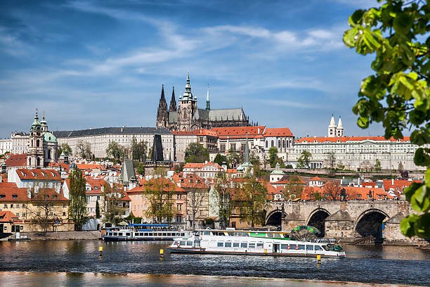 zamek praski i most w republice czeskiej - hradcany castle prague czech republic spring zdjęcia i obrazy z banku zdjęć