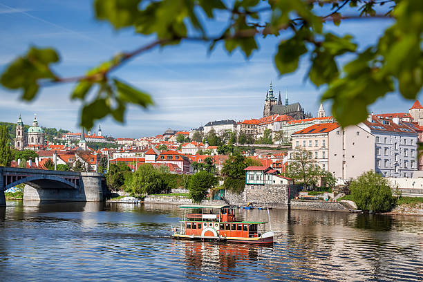 zamek praski i most w republice czeskiej - hradcany castle prague czech republic spring zdjęcia i obrazy z banku zdjęć