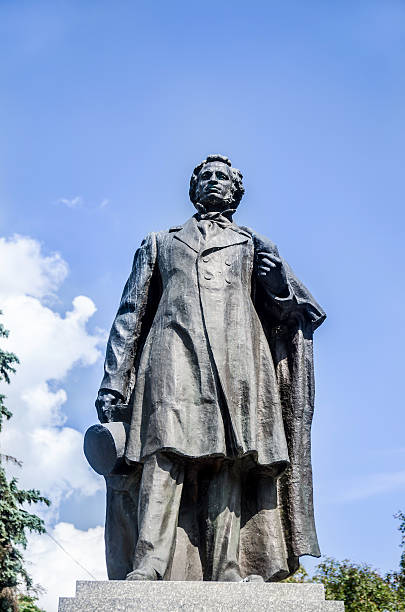statue d'alexandre pouchkine, ternopil, ukraine - pushkin photos et images de collection