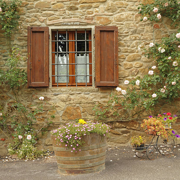 idílica ventana) - villa italian culture facade ornamental garden fotografías e imágenes de stock