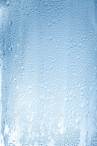 erfrischung-tropfen auf glas wasser - condensation water cold drink drop stock-fotos und bilder