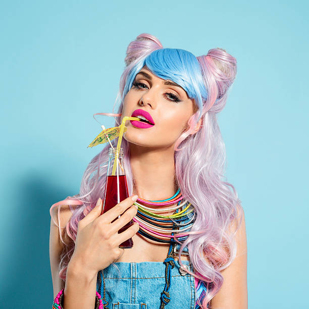 cabello azul y rosa chica manga ajuste de sujeción suave en verano de cóctel - drinking straw drinking juice women fotografías e imágenes de stock