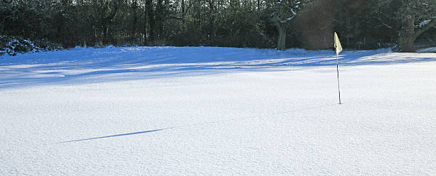 coberta de neve campo de golfe - out of season - fotografias e filmes do acervo