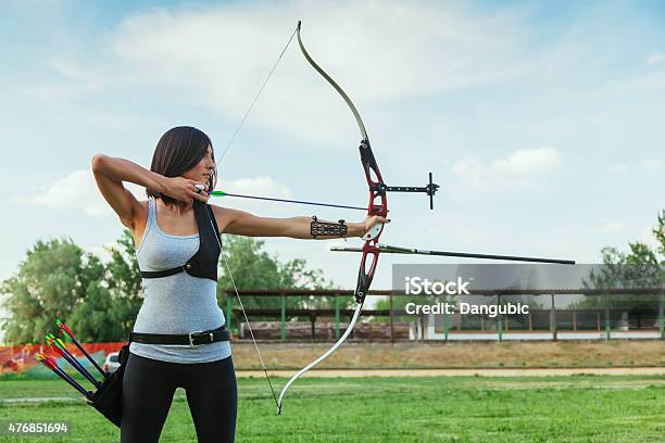 Tiro Con Arco Foto de stock y más banco de imágenes de Tiro con arco - Tiro con arco, Arco - Deporte, 20 a 29 años