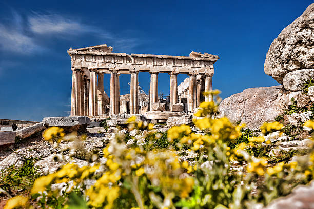 die akropolis mit dem parthenon-tempel in athen, griechenland - akropolis athen stock-fotos und bilder