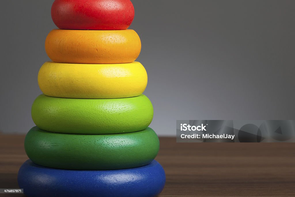 Jouet: Pile de bois anneaux colorés - Photo de Cercle libre de droits