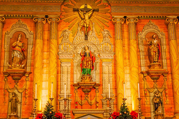 basílica cross mary estátua missão de santa barbara na califórnia - mission santa barbara imagens e fotografias de stock