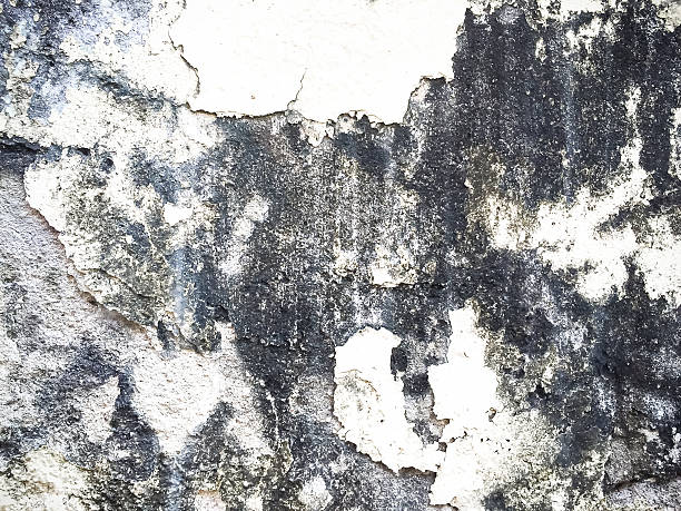 istock Cracked and dirty  cement wall 476866812