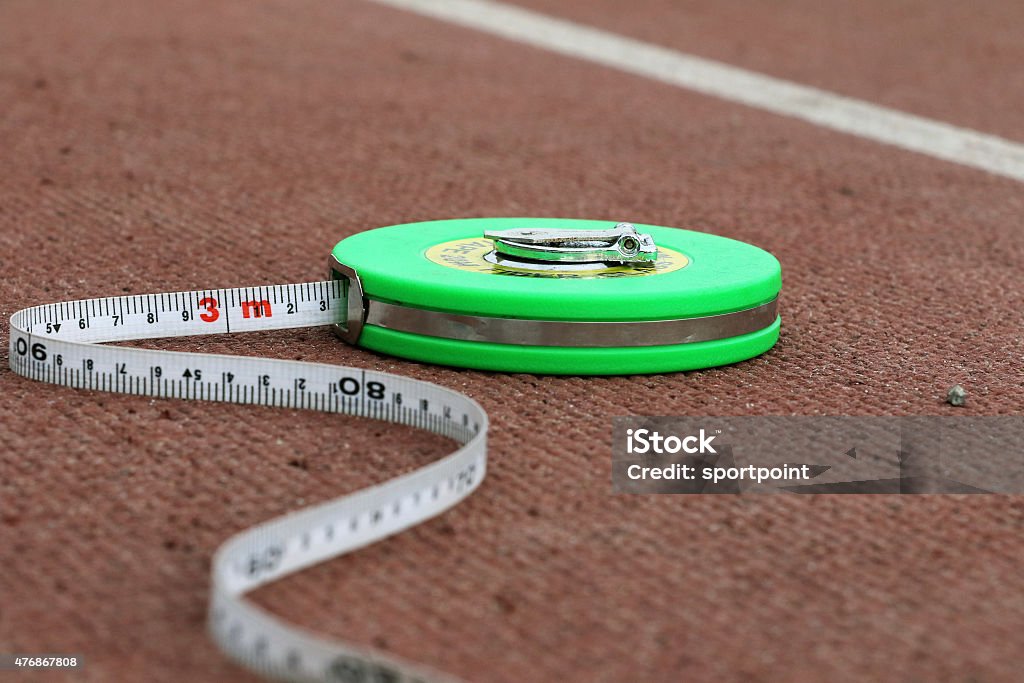Contiene colegio estoy enfermo Green Tape Measure Lying On A Red Running Track Stadium Stock Photo -  Download Image Now - iStock