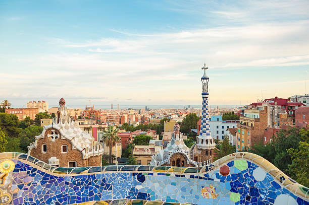 gaudi parc guell e o horizonte de barcelona, espanha - mosaic tile antonio gaudi art - fotografias e filmes do acervo