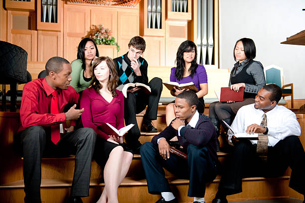 studio della bibbia - study bible group of people talking foto e immagini stock