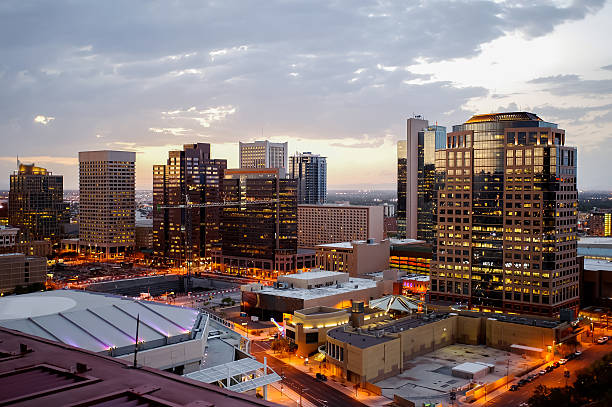 phoenix downtown zmierzch światła - phoenix arizona skyline desert zdjęcia i obrazy z banku zdjęć