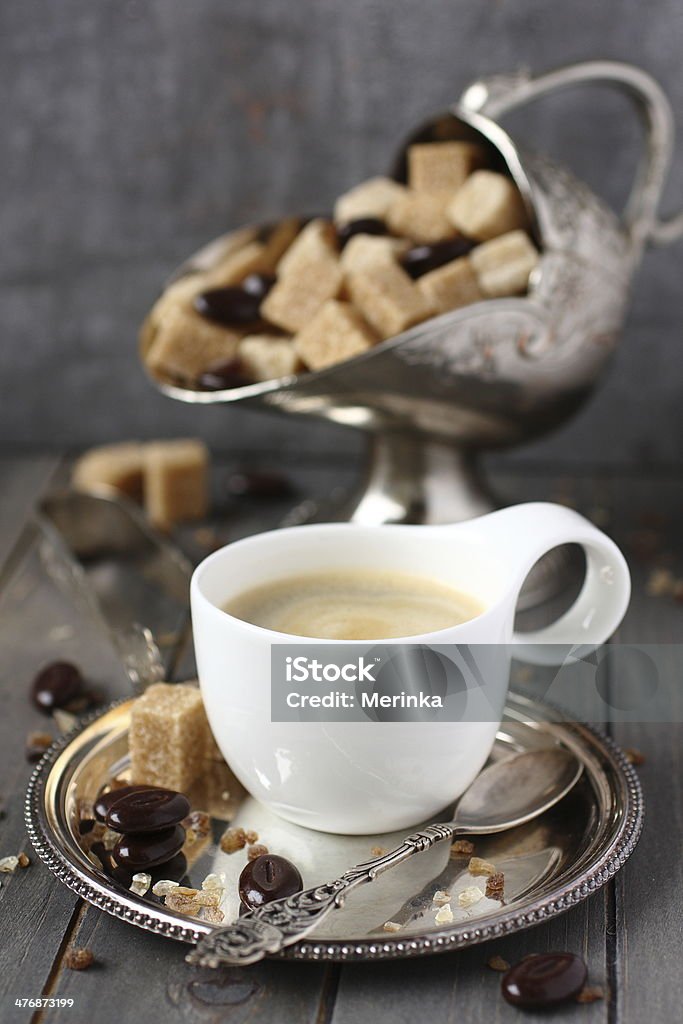 Tasse de café, de cubes de sucre et des friandises au chocolat - Photo de Aliment libre de droits