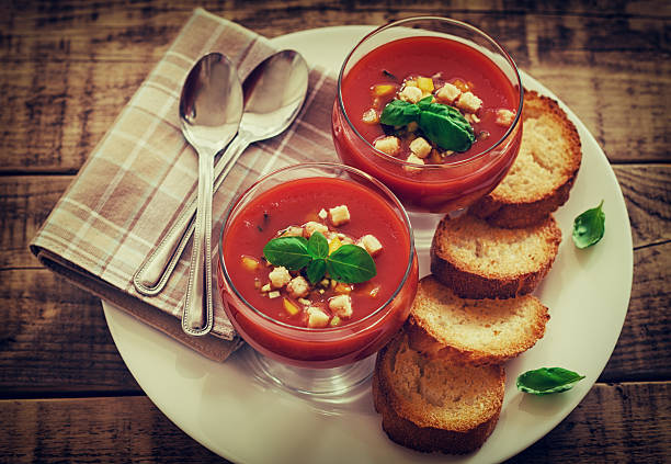 frische kalte gazpacho - tomato soup red basil table stock-fotos und bilder