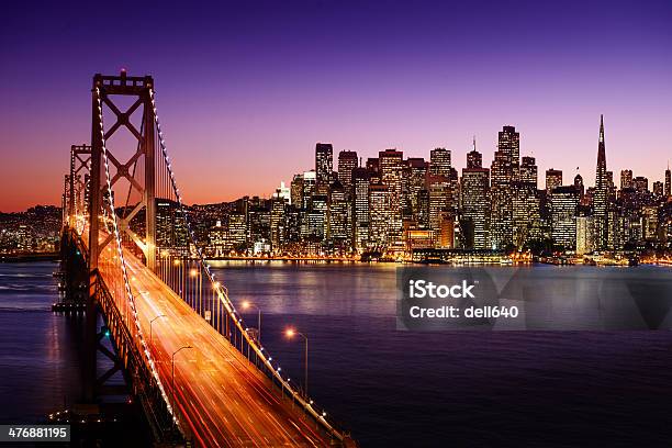 Photo libre de droit de Le Pont Bay Bridge Et San Francisco Au Coucher Du Soleil banque d'images et plus d'images libres de droit de Horizon urbain