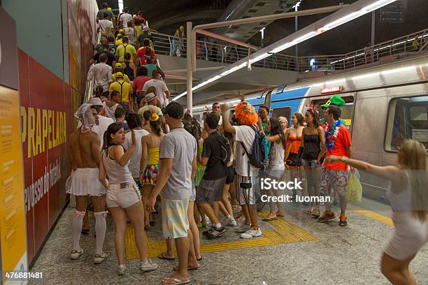 Foto de Rua Carnaval No Rio e mais fotos de stock de Alegoria - Alegoria, Alegria, Arte, Cultura e Espetáculo