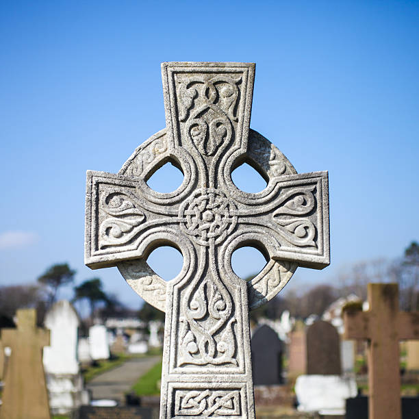 셀틱 교차 gravestone - celtic culture tied knot northern ireland cross 뉴스 사진 이미지
