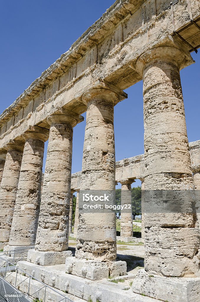 Dórico templo en Segesta, Sicilia, Italia - Foto de stock de Antigualla libre de derechos