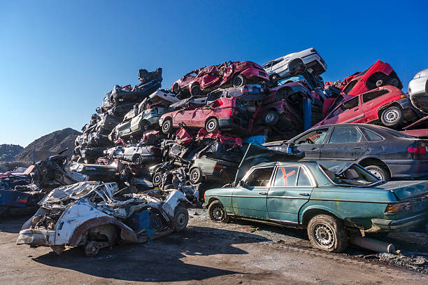 voiture scrapyard - casse automobile photos et images de collection