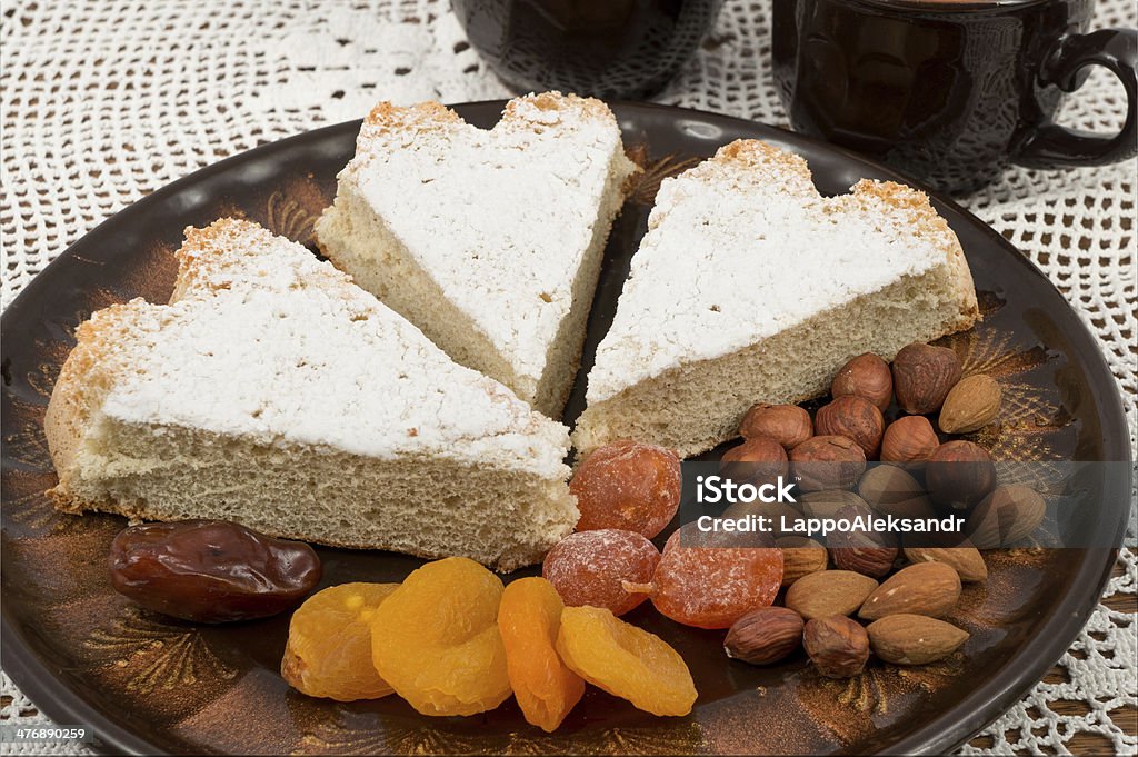 Pão-de-ló e frutas em um prato - Foto de stock de Bolo Comum royalty-free