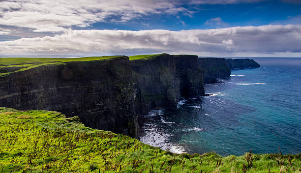 acantilados de moher en un día soleado - rule of third fotografías e imágenes de stock