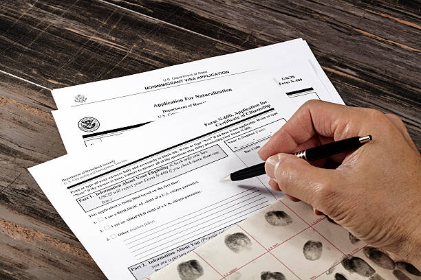 homme avec la citoyenneté application aux états-unis - visa form photos et images de collection