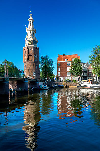 le centre d'amsterdam et la magnifique montelbaans tower. - montelbaan tower photos et images de collection