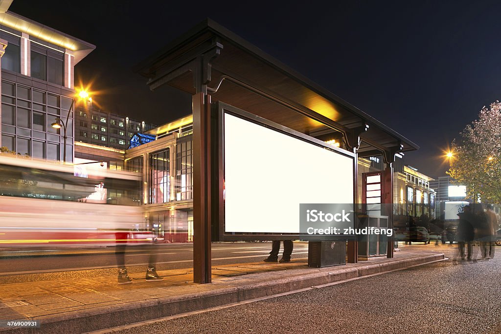 Dworzec autobusowy w nocy - Zbiór zdjęć royalty-free (Billboard)