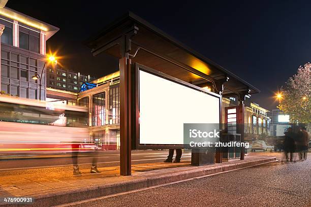 Dworzec Autobusowy W Nocy - zdjęcia stockowe i więcej obrazów Billboard - Billboard, Reklama, Ulica