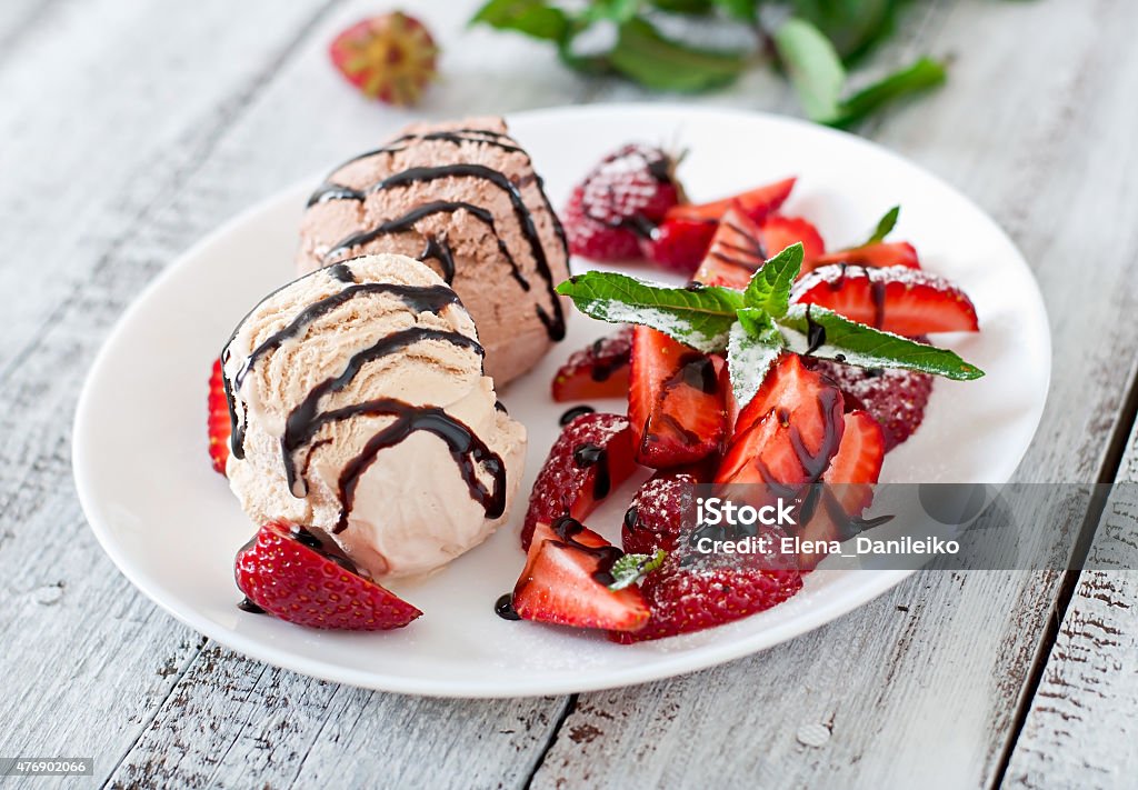 Eis mit Erdbeeren und Schokolade auf einem weißen Teller - Lizenzfrei 2015 Stock-Foto