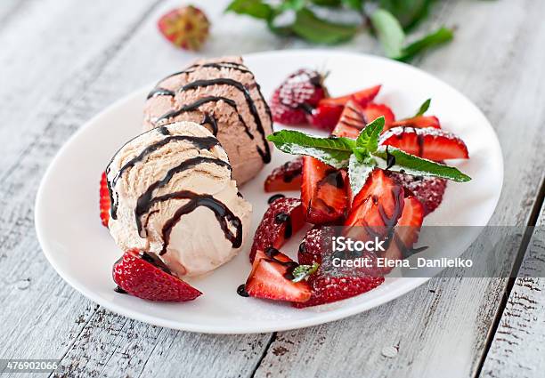 Eis Mit Erdbeeren Und Schokolade Auf Einem Weißen Teller Stockfoto und mehr Bilder von 2015