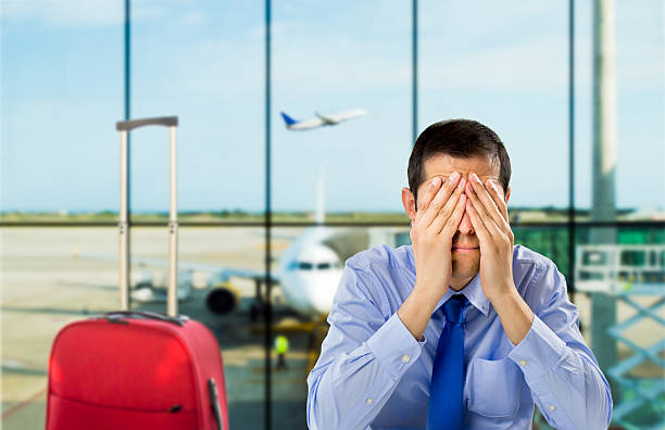 retraso de vuelo - arrival departure board travel business travel people traveling fotografías e imágenes de stock