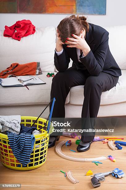 Mujer De Negocios Y De Manchas Foto de stock y más banco de imágenes de Adulto - Adulto, Caos, Colgador