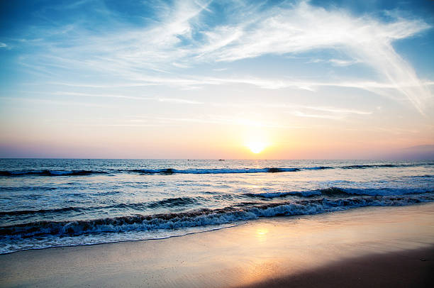 oceano pacífico pôr do sol colorido com surf e praia - santa monica beach beach california wave imagens e fotografias de stock